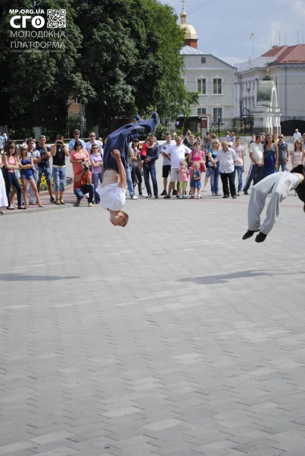 На День молоді в центрі Луцька билися, танцювали та змагалися. ФОТО
